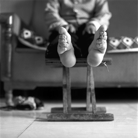 Tập tục bó chân. Được cho là lấy cảm hứng từ trang phục của một vũ công thế kỷ 10, với đôi chân được quấn vào lụa để trình diễn trước Nhà Vua, tục bó chân ở Trung Quốc đã chính thức bị cấm từ năm 1912. Dù quá trình bó chân diễn ra đau đớn như cực hình khiến nhiều người bị nhiễm trùng và tử vong, tập tục bó chân vẫn được tiếp tục thực hiện, một hình thức để thể hiện sự quyền quý, đức hạnh của người phụ nữ Trung Quốc qua nhiều thế kỷ. Những người phụ nữ có chân nhỏ nhắn như “gót sen”, được cho là điều kiện để có tấm chồng tử tế.