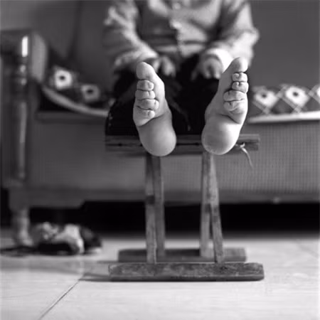 Tập tục bó chân. Được cho là lấy cảm hứng từ trang phục của một vũ công thế kỷ 10, với đôi chân được quấn vào lụa để trình diễn trước Nhà Vua, tục bó chân ở Trung Quốc đã chính thức bị cấm từ năm 1912. Dù quá trình bó chân diễn ra đau đớn như cực hình khiến nhiều người bị nhiễm trùng và tử vong, tập tục bó chân vẫn được tiếp tục thực hiện, một hình thức để thể hiện sự quyền quý, đức hạnh của người phụ nữ Trung Quốc qua nhiều thế kỷ. Những người phụ nữ có chân nhỏ nhắn như “gót sen”, được cho là điều kiện để có tấm chồng tử tế.