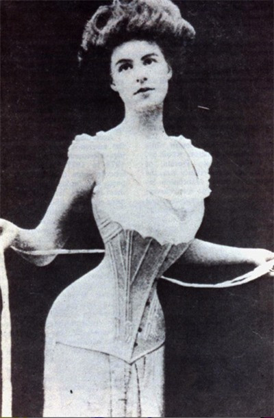 Áo corset (nịt ngực). Chiếc áo nịt ngực chặt giúp phụ nữ có vòng eo siêu nhỏ, vòng ngực đẩy lên khiến thân hình nổi bật với những đường cong hoàn hảo ra đời rất lâu trước hãng thời trang đồ lót Spanx. Tuy nhiên, người mặc chúng sẽ không dễ chịu chút nào khi áo nịt bóp chẹt ngực và bụng có thể dẫn tới chứng khó tiêu, táo bón, ngất xỉu do khó thở. Ngoài ra, các cơ quan nội tạng bị chèn ép khi phải thay đổi vị trí tự nhiên để phù hợp với hình dạng xương mới do áo bó chặt làm người mặc bị chảy máu trong. Năm 1874, danh sách 97 bệnh gây ra do áo nịt ngực được công bố, trong đó có cả kích động và trầm cảm. Áo nịt ngực không chỉ dừng lại ở việc gây cho người mặc cảm giác khó thở hay gây hại nội tạng, năm 1903, bà Mary Halliday đã qua đời đột ngột sau khi bị hai miếng thép gắn trên áo nịt ngực đâm xuyên vào tim dẫn tới tử vong.