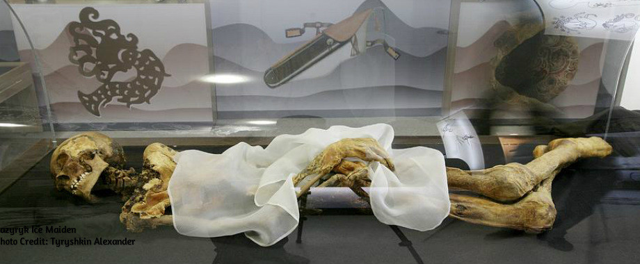 Công chúa Altai qua đời ở tuổi 25 vì bạo bệnh và được chôn cất cùng với nhiều đồ tùy táng giá trị. Mỹ nhân này cao 1m70, tóc vàng, đeo thắt lưng đỏ tượng trưng cho chiến binh, mặc áo may bằng lụa và 2 tay nắm những cành cây tùng.