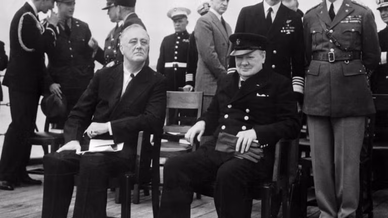 Tháng 5/1940, trùm phát xít Hitler và Đức quốc xã tấn công xâm lược, chiếm đóng một số nước trong đó có Ba Lan, Pháp. Trong bối cảnh Hitler và đội quân xâm lược ngày càng hung hăng hiếu chiến, Thủ tướng Anh Winston Churchill hy vọng Mỹ sẽ tham gia Thế chiến II.