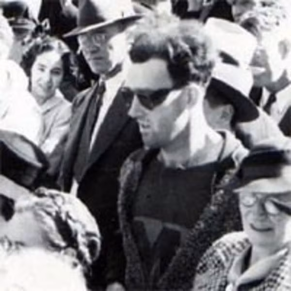 Cụ thể, người đàn ông đó mặc áo thể thao, bên ngoài là áo khoác có khóa kéo. Người này còn đeo kính râm và cầm trên tay một thiết bị giống máy ảnh cơ.