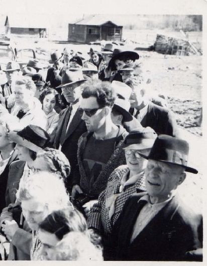 Thế nhưng, vào những năm 1940, trang phục của người đàn ông trong ảnh nhìn thấy rõ sự khác biệt với những người xung quanh.