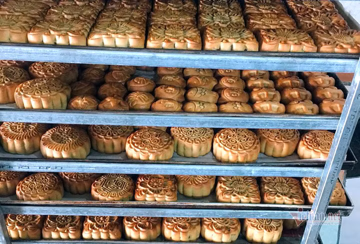 Boc tran tro lua dao: Xit son len mit, bom sua vao dua-Hinh-3