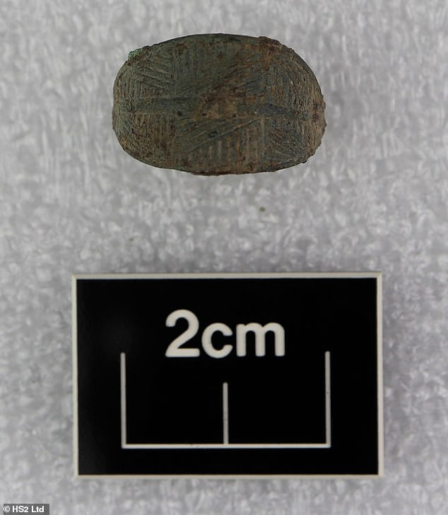 Sở dĩ các nhà khảo cổ đưa ra giả thuyết này là vì họ tìm thấy một cấu trúc các cột gỗ xếp thành hình vòng tròn với kích thước 65m và một bộ hài cốt được chôn cất theo kiểu La Mã. Những khám phá quan trọng trên nằm trong các phát hiện có niên đại từ thời đồ đá tới thời Trung cổ. Những thứ này được tìm thấy trong quá trình thi công tuyến dường sắt HS2. Những khám phá quan trọng trên nằm trong các phát hiện có niên đại từ thời đồ đá tới thời Trung cổ. Những thứ này được tìm thấy trong quá trình thi công tuyến dường sắt HS2.