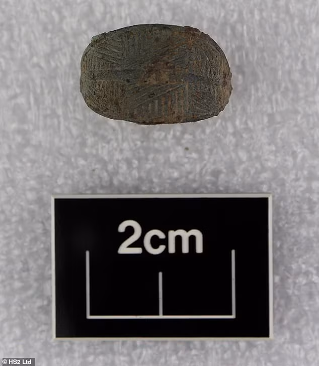 Sở dĩ các nhà khảo cổ đưa ra giả thuyết này là vì họ tìm thấy một cấu trúc các cột gỗ xếp thành hình vòng tròn với kích thước 65m và một bộ hài cốt được chôn cất theo kiểu La Mã. Những khám phá quan trọng trên nằm trong các phát hiện có niên đại từ thời đồ đá tới thời Trung cổ. Những thứ này được tìm thấy trong quá trình thi công tuyến dường sắt HS2. Những khám phá quan trọng trên nằm trong các phát hiện có niên đại từ thời đồ đá tới thời Trung cổ. Những thứ này được tìm thấy trong quá trình thi công tuyến dường sắt HS2.