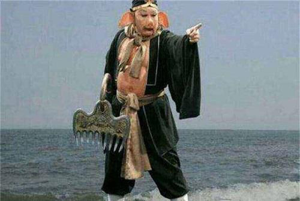 Thần khí nặng 5048 cân và được Trư Bát Giới sử dụng trong những những trận hải chiến khi giữ chức Thiên Bồng Nguyên Soái. Mời độc giả xem video: Diêm Vương trong "Tây du ký 1986" qua đời. Nguồn: VTC Now.