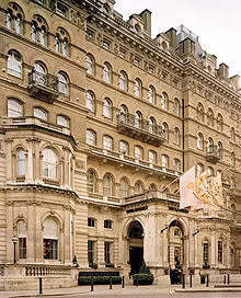 Theo một số nhân chứng từng thuê phòng tại khách sạn Langham, phòng số 333 có một "hồn ma" nam giới trú ngụ.