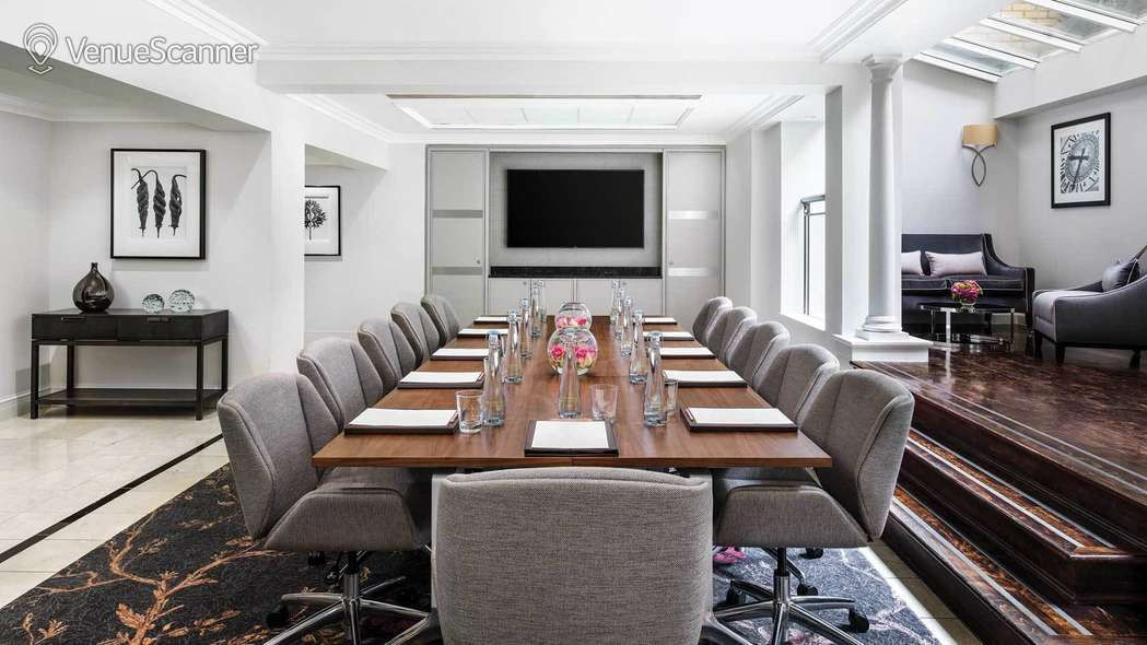 Không những vậy, căn phòng số 333 của khách sạn Langham được nhiều người cho rằng có không khí ngột ngạt, u ám.