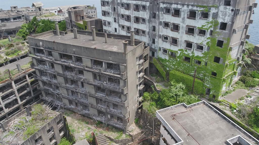Kể từ đó, các tòa nhà trên đảo Hashima không còn một bóng người sinh sống. Theo thời gian, nhà cửa và các công trình khác trên đảo bị xuống cấp và trở nên u ám, dây leo, cỏ dại bao phủ khắp nơi.