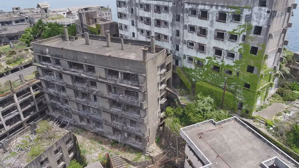 Kể từ đó, các tòa nhà trên đảo Hashima không còn một bóng người sinh sống. Theo thời gian, nhà cửa và các công trình khác trên đảo bị xuống cấp và trở nên u ám, dây leo, cỏ dại bao phủ khắp nơi.