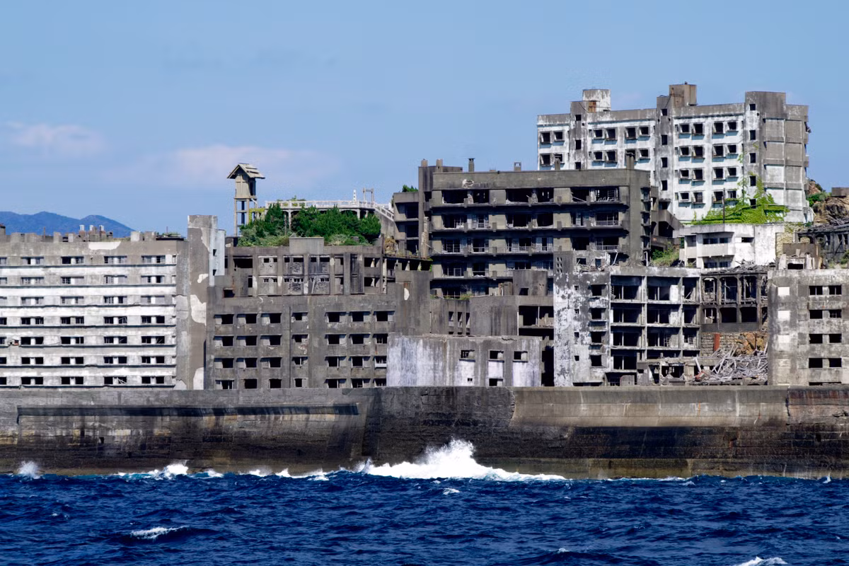 Tuy nhiên, đến năm 1974, các mỏ khai thác than ở đảo Hashima dừng hoạt động. Vì vậy, các công nhân cùng gia đình lần lượt rời khỏi đảo trở về đất liền sinh sống.