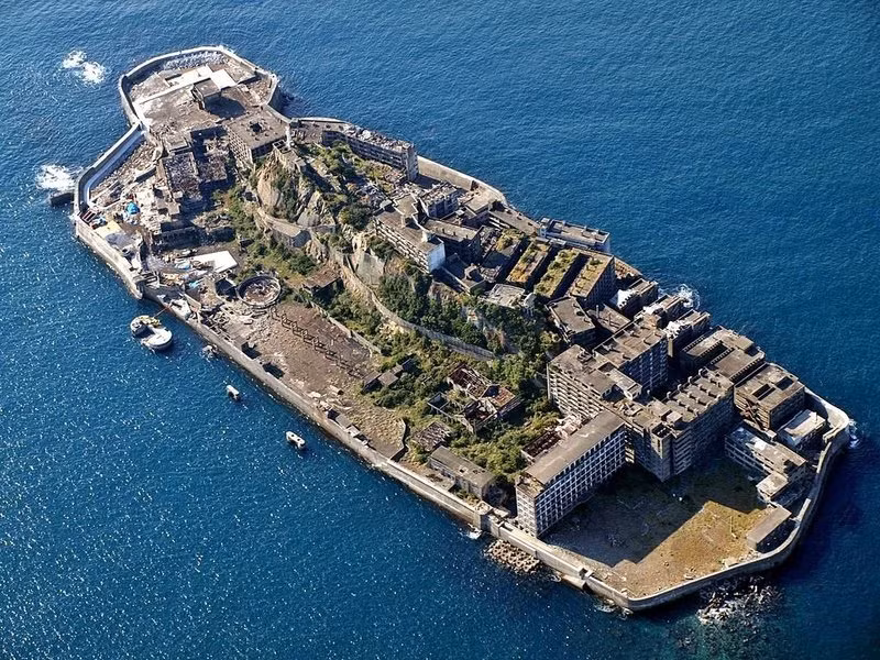 Nằm ở ngoài khơi Nagasaki, Nhật Bản, hòn đảo "ma" Hashima hay còn gọi đảo Gunkanjima được nhiều người biết đến với quá khứ huy hoàng.