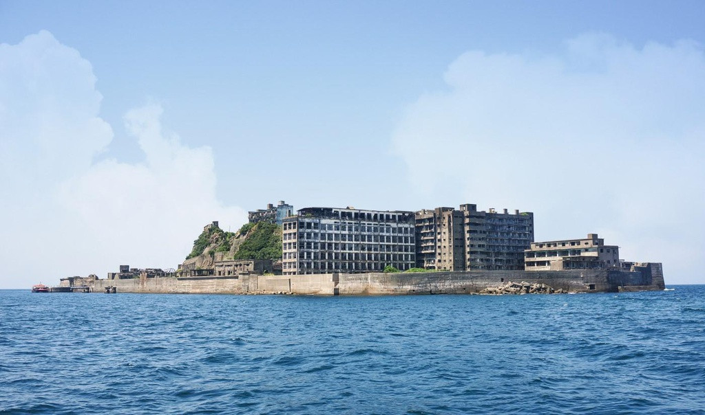 Hòn đảo Hashima từng là nơi vô cùng sầm uất vào thế kỷ 19 khi nơi đây có nhiều mỏ khai thác than.