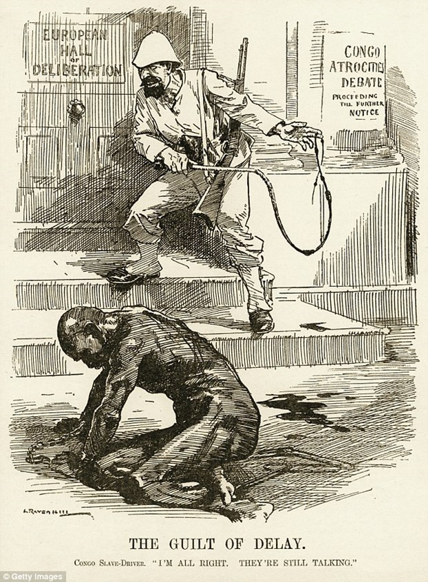 "Người lùn" Benga chỉ nặng hơn 46 kg và cao 1,5 m. Ông bị nhốt trong một chiếc chuồng cùng với một con đười ươi. Đến năm 1906, "người lùn" Benga ở chung chuồng với đười ươi tại vườn bách thú New York (hiện được đổi tên thành sở thú Bronx) thuộc thành phố New York.