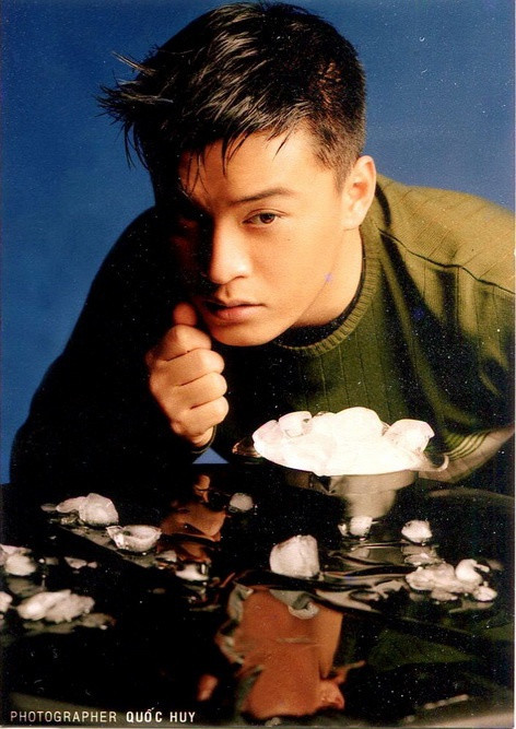 Lam Trường: Nam ca sĩ nổi lên vào thập niên 1990, là gương mặt tiêu biểu của giải thưởng Làn sóng xanh. Năm 1998, anh trở thành "hiện tượng" với bài hát Tình thôi xót xa (nhạc Nhật, lời Việt: Bảo Chấn), đi kèm sau đó là một loạt bài bản "hit" khác như Tôi ngàn năm đợi, Mưa phi trường... Khi còn trẻ, Lam Trường sở hữu vẻ ngoài thư sinh, điển trai. Anh từng là "nam thần" trong lòng nhiều cô gái trẻ thời đó.