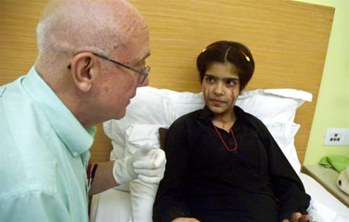 Không những vậy, cô còn chảy máu ở cả mũi, chân tóc, cổ và lòng bàn chân.