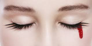 Lịch sử ghi nhận một số người khóc ra máu khiến gia đình và những người xung quanh lo lắng, hoảng sợ và không biết vì sao lại xảy ra hiện tượng bí ẩn này.