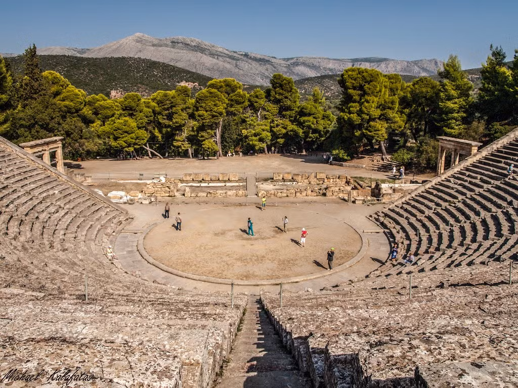 Nhà hát Epidaurus có hình bán nguyệt. Ban đầu, công trình này có 34 hàng ghế đá từ thấp lên cao.