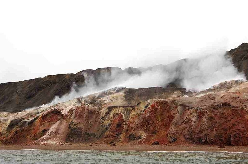 Bên dưới ngọn đồi có các mỏ than non. Chúng nằm trong khu vực nhiều lưu huỳnh và than nâu.