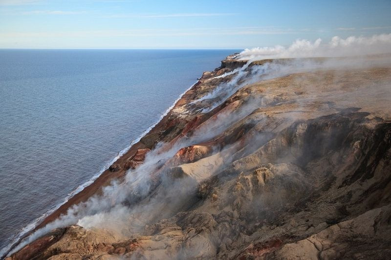 Dù không tìm thấy dấu vết của Franklin nhưng nhóm của ông McClure có phát hiện bất ngờ. Đó là họ lấy được một số mẩu đá kỳ lạ tại ngọn đồi trên. Khi đặt chúng trên bàn gỗ thì chúng đốt thành một lỗ thủng.