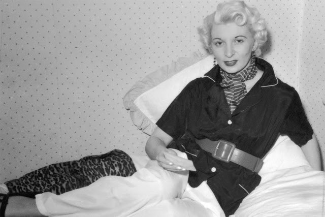 Cuối cùng, David phát hiện Ruth ngoại tình nên nói lời chia tay. Sau khi bị bỏ rơi, cô theo dõi người tình cũ và lên kế hoạch giết David.