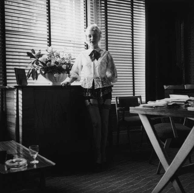 Để có tiền trang trải cuộc sống, Ruth làm quản lý một quán bar ở London. Cô tiếp rượu những người đàn ông giàu có hay diễn viên nổi tiếng.