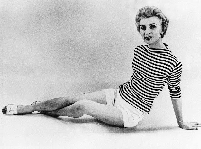 Đến năm 1941, Ruth chuyển đến London sinh sống. 3 năm sau, cô có bầu sau khi cưới một lính Canada. Khi sinh con trai, cô 17 tuổi. Tuy nhiên, không biết vì lý do gì mà người chồng chỉ gửi tiền nuôi con 1 năm rồi biến mất. Sau đó, Ruth một mình nuôi con.