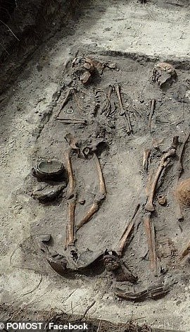 Ngoài ra, một số tư trang cá nhân của lính nhảy dù phát xít Đức cũng được tìm thấy như đồng hồ bỏ túi, mũ sắt, bình nước...