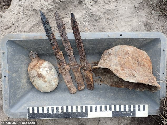 Tại khu vực khảo cổ này, giới chuyên gia cũng tìm thấy một số bộ xương ngựa.