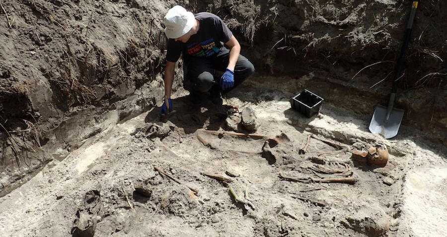 Thi hài 18 lính Đức quốc xã được đặt cạnh nhau trong hố chôn tập thể.