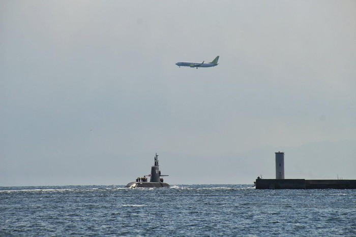 Hệ thống điện tử của tàu ngầm lớp Soryu bao gồm radar trinh sát bề mặt và độ cao thấp ZPS-6F, thiết bị định vị thủy âm (sonar) Hughes/Oki ZQQ-7 gắn cố định ở mũi, 4 mảng sonar LF gắn bên sườn và cả sonar dạng kéo.