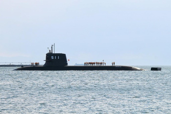 Bên cạnh đó, tàu còn phóng được cả tên lửa hành trình chống hạm UGM-84 Harpoon (tầm bắn 124 km, vận tốc Mach 0,8) qua ống phóng lôi, cơ số đạn dự trữ cho cả tên lửa và ngư lôi là 30 quả.