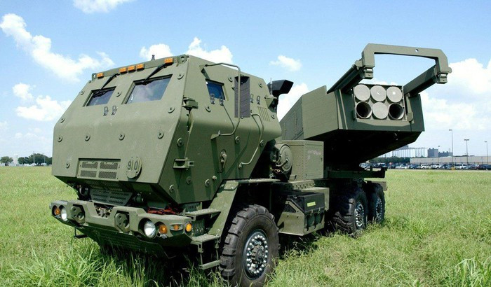 Trong danh sách bao gồm tổ hợp pháo phản lực M142 HIMARS, tên lửa không đối đất tầm xa AGM-84E SLAM-ER và các hệ thống cảm biến gắn ngoài cho tiêm kích F-16.