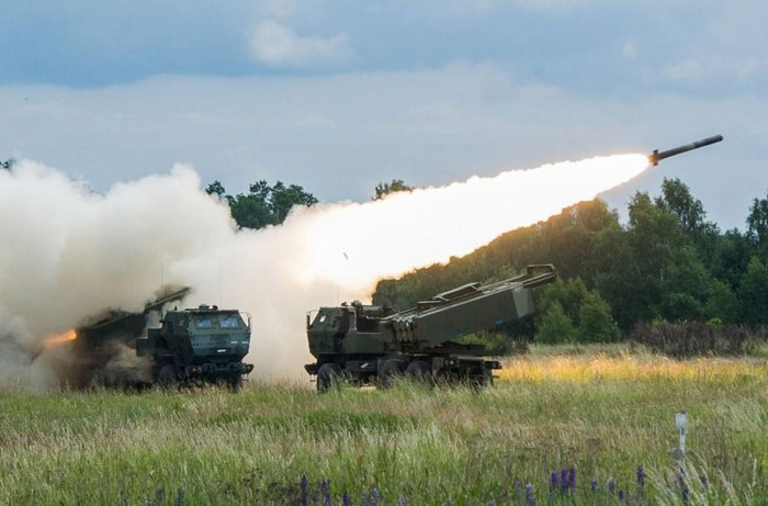 M142 HIMARS chính là biến thể thu gọn của loại pháo phản lực M270. Chúng sử dụng khung gầm xe bánh lốp 6x6 thay vì bánh xích.