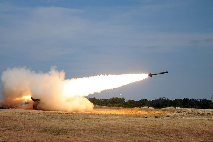 M142 HIMARS có độ sát thương lớn, chỉ mất 20 giây để phóng 6 quả rocket và vùng sát thương bao trùm một diện tích rộng 78,5 ha.