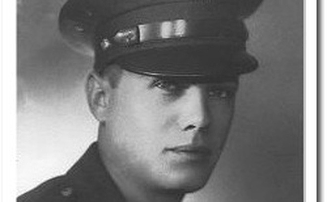 Người hùng này chính là George Elliott. Ông là một trong hai quân nhân Mỹ điều khiển trạm radar ở bờ biển Oahu, Hawaii. Vào thời điểm xảy ra sự kiện Trân Châu Cảng, trạm radar ở Oahu vừa được lắp đặt.