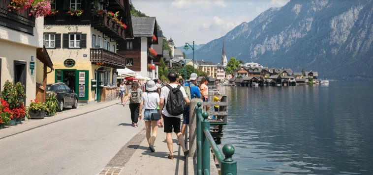 Ngôi làng Hallstatt thanh bình của nước Áo hấp dẫn du khách châu Âu cũng như thế giới bởi phong cảnh đẹp như vùng đất cổ tích.
