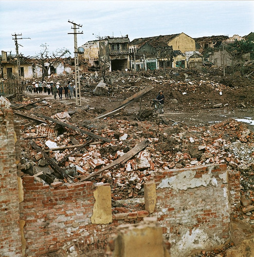 Nhiếp ảnh gia Hardt có 12 lần đến Việt Nam. Vì vậy, ông đã chứng kiến và chụp lại ảnh về sự tàn phá khủng khiếp của chiến tranh đối với đất nước và con người Việt Nam.