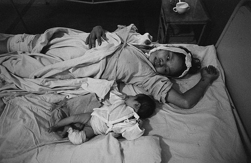 Hai mẹ con với nhiều vết thương trên cơ thể hé lộ sự tàn khốc của chiến tranh gây mất mát và đau thương cho con người.