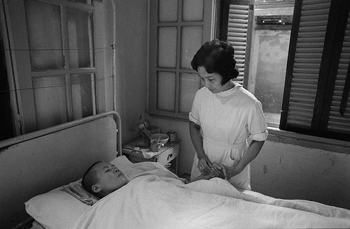 Nữ y tá chăm sóc và động viên tinh thần một bệnh nhân.