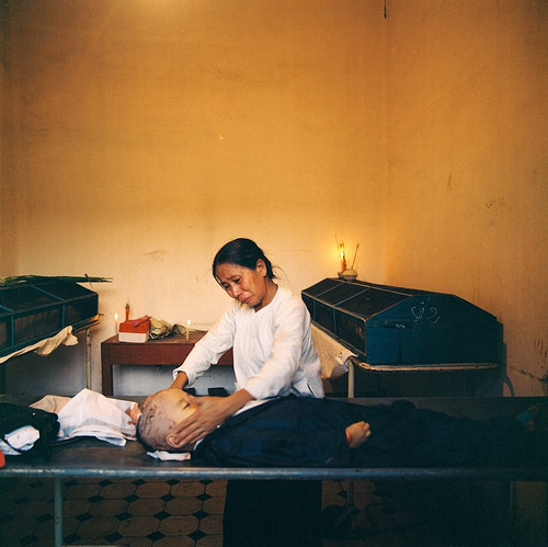 Người bà đau buồn, khóc thương khi chứng kiến người cháu qua đời khi còn nhỏ tuổi.