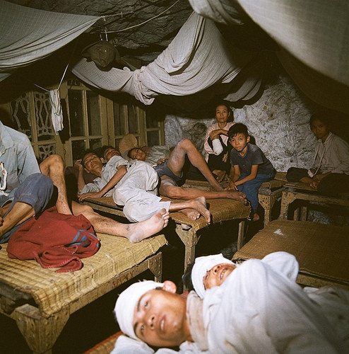 Những dân thường Việt Nam bị thương trong chiến tranh được điều trị dưới hầm trú ẩn trong hang đá.