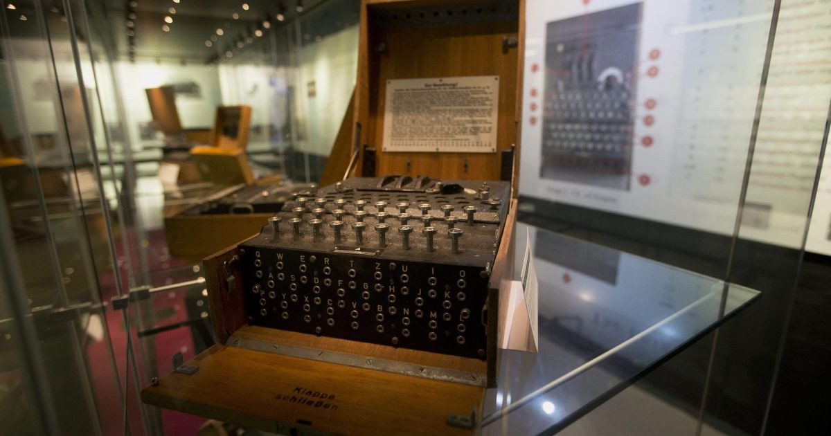 Vì vậy, tình báo Anh tiếp cận và đưa kỹ sư người Ba Lan trên đến Anh cùng với hộ chiếu mới và 10.000 USD tiền thưởng. Khi đến Anh, kỹ sư Ba Lan nhanh chóng lắp ráp hoàn chỉnh một cỗ máy Enigma được Đức quốc xã dùng để mã hóa những bức điện báo quan trọng.