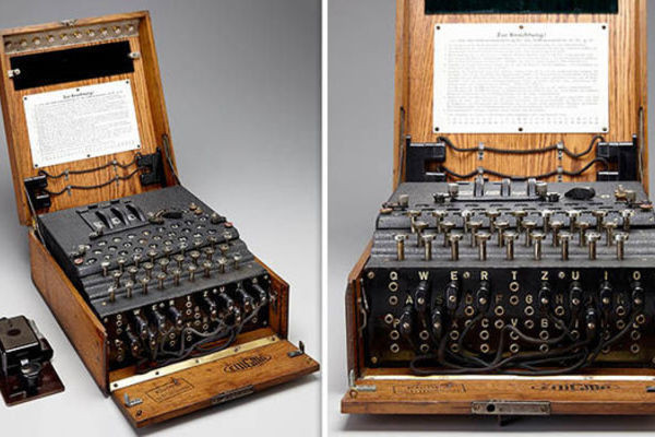 Cụ thể, tình báo Anh phát hiện phát xít Đức sử dụng máy Enigma để mã hoá mệnh lệnh, chỉ thị và các bức điện mật trong chính quyền và quân đội. Theo đó, mạng lưới điệp viên của tình báo Anh tỏa đi khắp nơi để thu thập tin tức về Enigma và cách giải mã.
