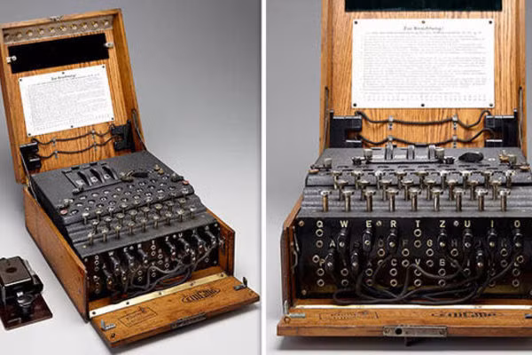 Cụ thể, tình báo Anh phát hiện phát xít Đức sử dụng máy Enigma để mã hoá mệnh lệnh, chỉ thị và các bức điện mật trong chính quyền và quân đội. Theo đó, mạng lưới điệp viên của tình báo Anh tỏa đi khắp nơi để thu thập tin tức về Enigma và cách giải mã.