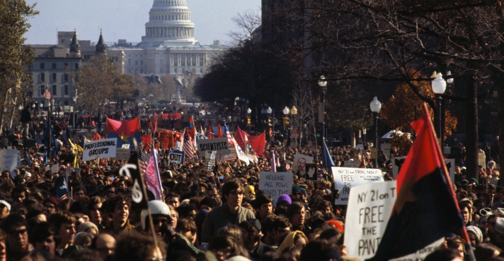 Vào ngày 15/11/1969, hơn 500.000 người xuống đường ở Washington, D.C. để tham gia một trong những cuộc biểu tình lớn nhất trong lịch sử Mỹ nhằm phản đối việc nước này đưa quân tham chiến ở Việt Nam.