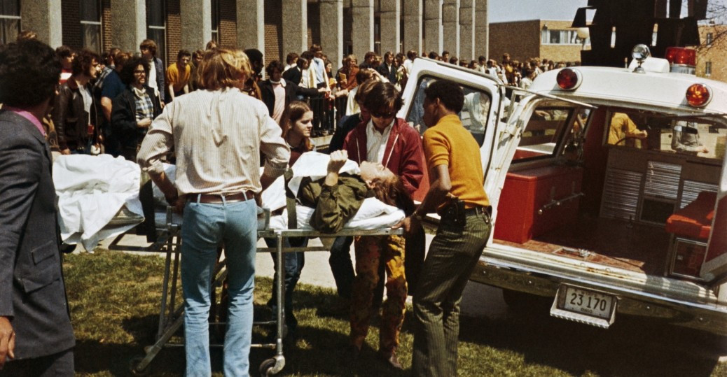 Trong các cuộc biểu tình phản đối chiến tranh Việt Nam, một số sinh viên bị thương vong khi lực lượng cảnh vệ nổ súng giải tán đám đông.