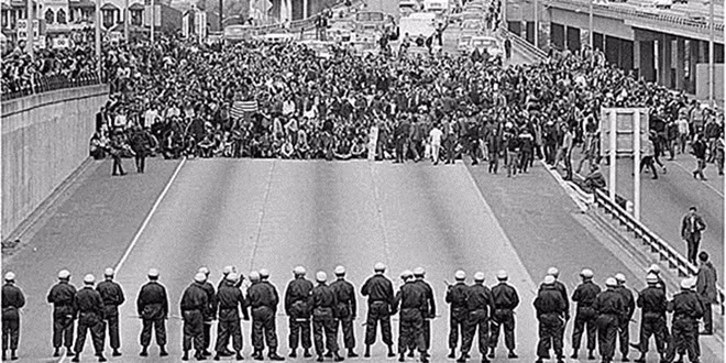 Hàng nghìn sinh viên Đại học Washington, Mỹ biểu tình phản đối chiến tranh Việt Nam bằng cách chiếm đóng một đường cao tốc. Ảnh chụp ngày 5/5/1970.