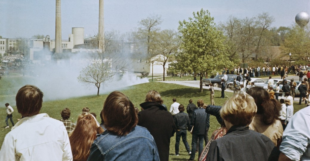 Sau khi Tổng thống Mỹ Richard Nixon tuyên bố cần điều thêm 150.000 binh sĩ đến Việt Nam vào tháng 4/1970, nhiều sinh viên tại các trường đại học xuống đường biểu tình nhằm truyền đi thông điệp phản chiến mạnh mẽ.